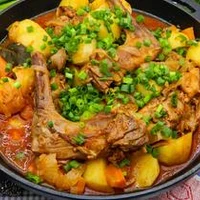 Тушеный кролик с картофелем в казане